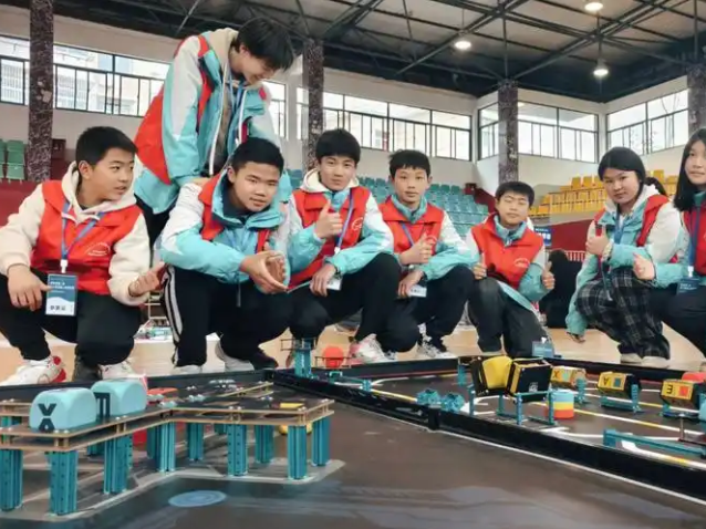 耐心交流解说科创教育对孩子归纳才能创新思维培养的重要性 耐心交流解说科创教育对孩子归纳才能创新思维培养的重要性