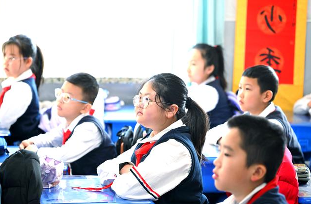 完善交通用餐寄宿资助等帮扶全面展开小班化教育变革