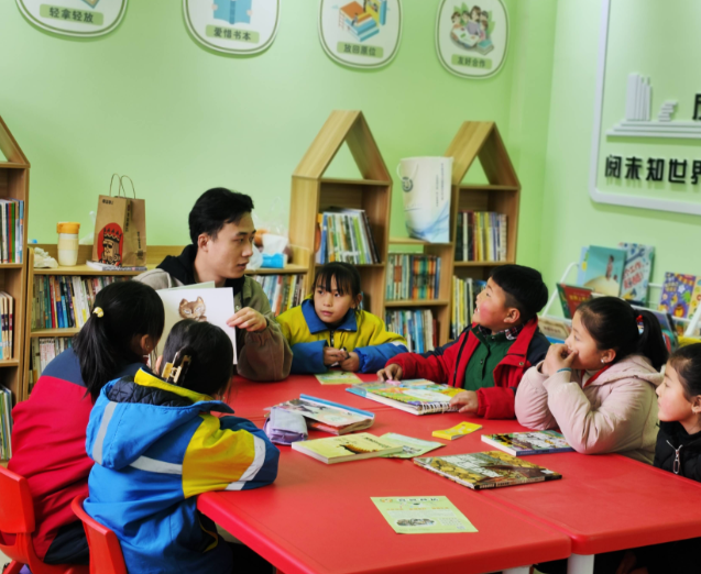 终于近距离才智了人工智能的技能小学的校园里孩子们欢呼雀跃