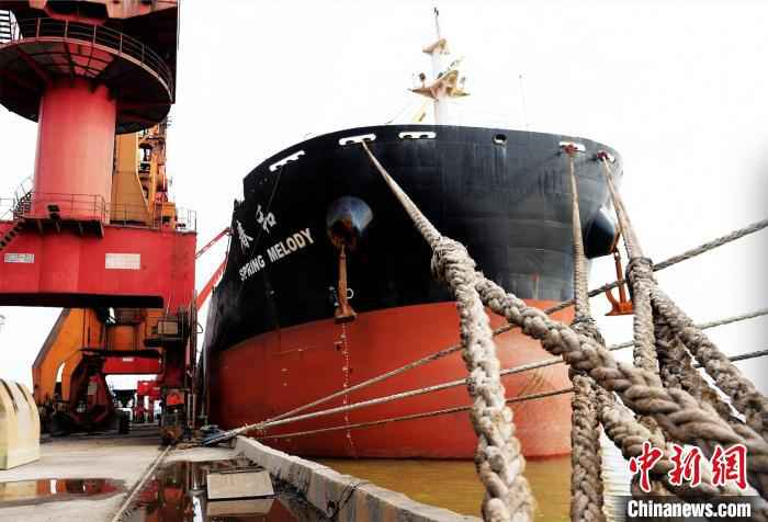  10名中国籍国际航行船舶船员在江苏南通换班下船